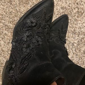 SOLD 🚫🚫🚫Boots embellished with flowers